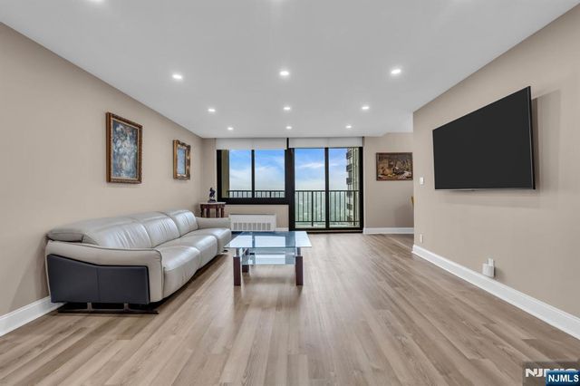 300 Winston Drive 2523, Cliffside Park, NJ 07010