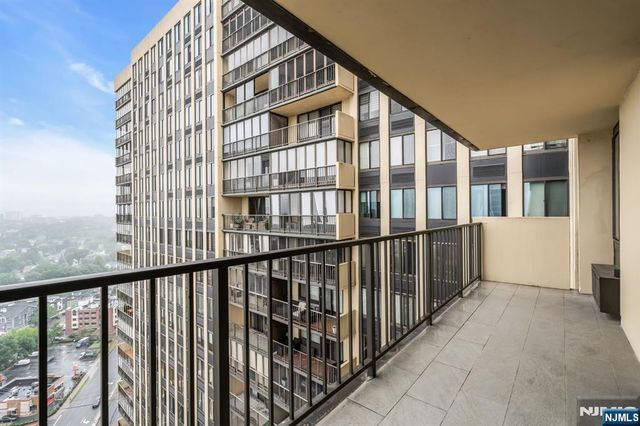 300 Winston Drive 2523, Cliffside Park, NJ 07010