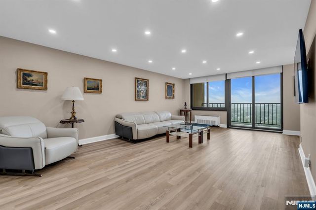 300 Winston Drive 2523, Cliffside Park, NJ 07010