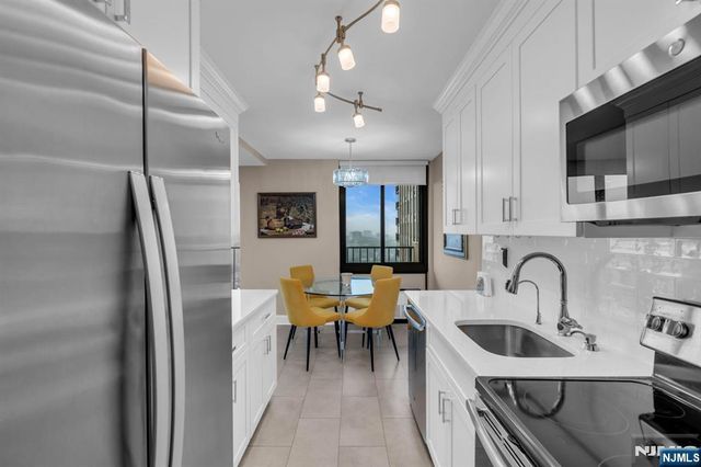 300 Winston Drive 2523, Cliffside Park, NJ 07010