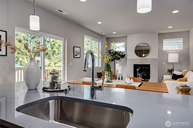 278 NE Shadowhawk Lane, Bremerton, WA 98311