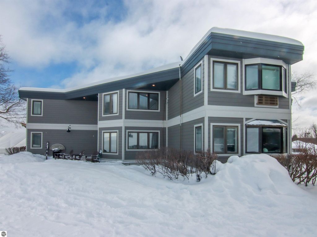 Image 14 of property listing at 12400-Unit 176 Crystal Mountain Drive # 176, Thompsonville, MI 49683