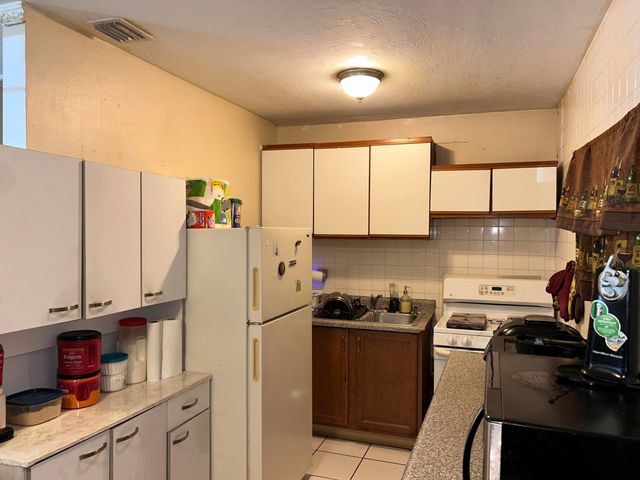 925 W 3rd Street, Riviera Beach, FL 33404