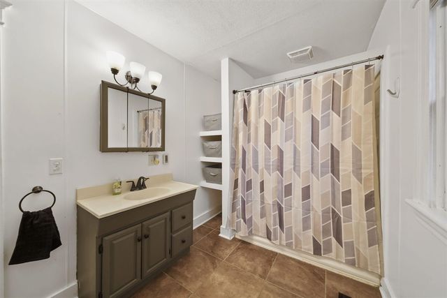 920 Wildwood Avenue, Jackson, MI 49202