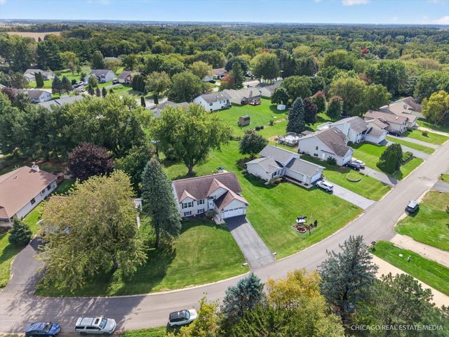 16 KING HENRY Road, Poplar Grove, IL 61065