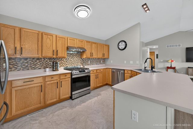 16 KING HENRY Road, Poplar Grove, IL 61065