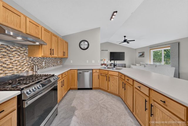 16 KING HENRY Road, Poplar Grove, IL 61065