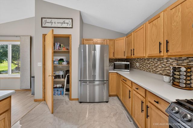 16 KING HENRY Road, Poplar Grove, IL 61065