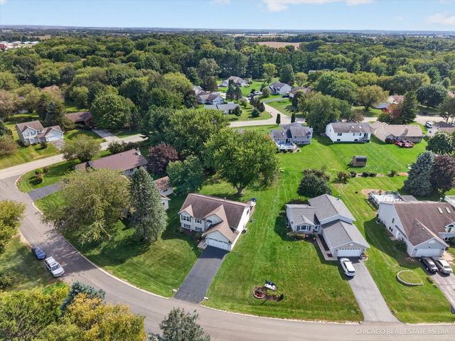 16 KING HENRY Road, Poplar Grove, IL 61065
