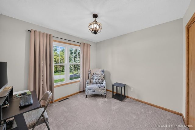 16 KING HENRY Road, Poplar Grove, IL 61065