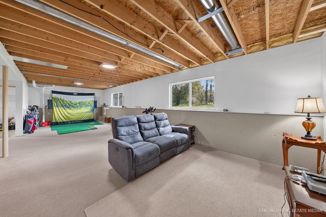 16 KING HENRY Road, Poplar Grove, IL 61065