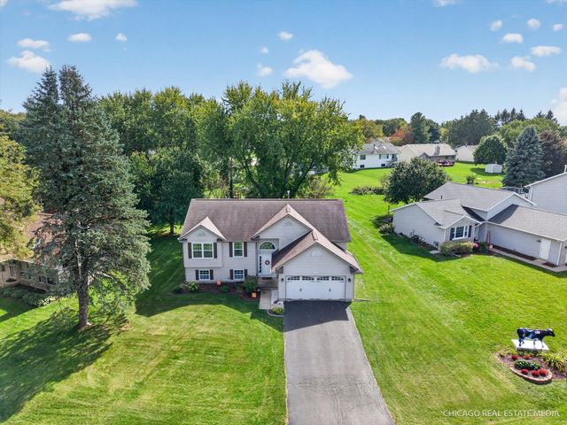 16 KING HENRY Road, Poplar Grove, IL 61065