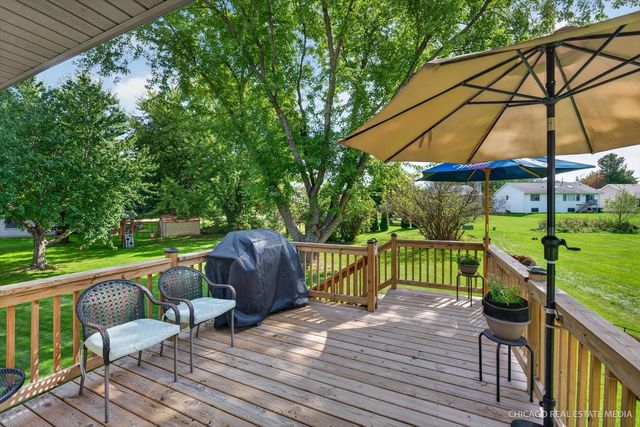 16 KING HENRY Road, Poplar Grove, IL 61065