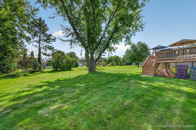 16 KING HENRY Road, Poplar Grove, IL 61065