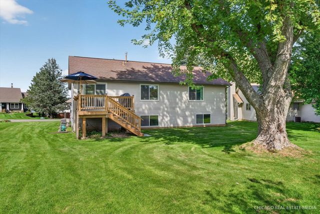 16 KING HENRY Road, Poplar Grove, IL 61065