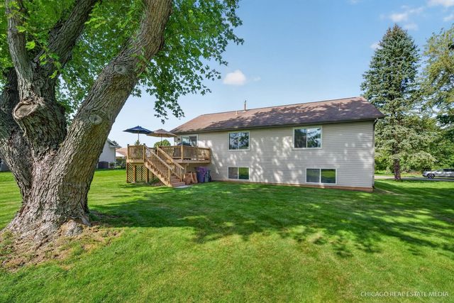 16 KING HENRY Road, Poplar Grove, IL 61065