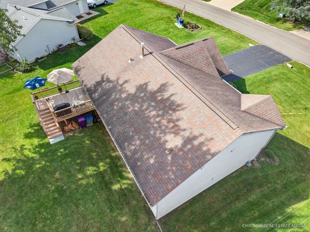 16 KING HENRY Road, Poplar Grove, IL 61065