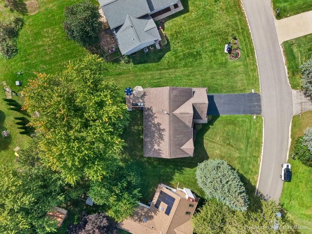 16 KING HENRY Road, Poplar Grove, IL 61065