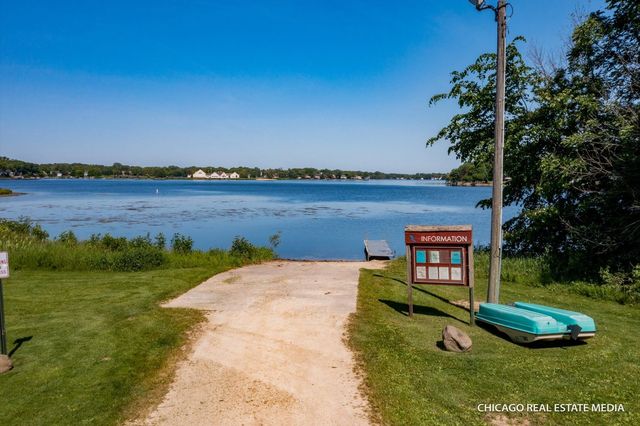 16 KING HENRY Road, Poplar Grove, IL 61065