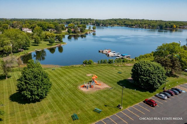 16 KING HENRY Road, Poplar Grove, IL 61065