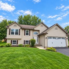 16 KING HENRY Road, Poplar Grove, IL 61065