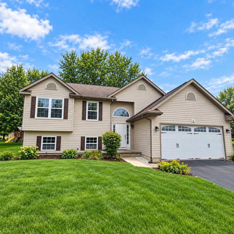 16 KING HENRY Road, Poplar Grove, IL 61065