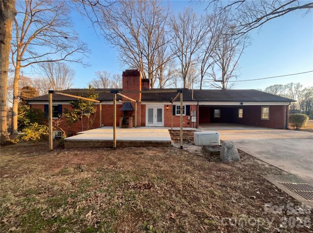 207 Gleneagles Road E, Statesville, NC 28625