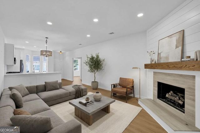 142 Victoria Way, Roswell, GA 30075