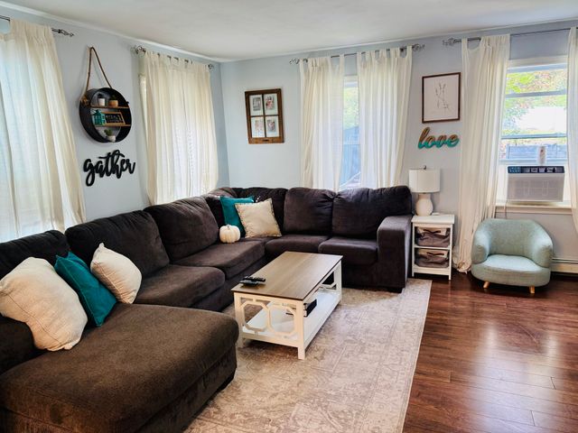 20 Memorial St, Templeton, MA 01436