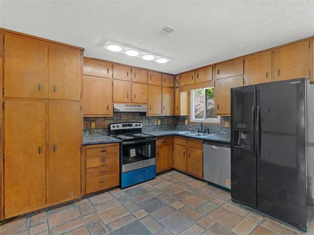 10 Glenn Burnie Drive, Stockbridge, GA 30281
