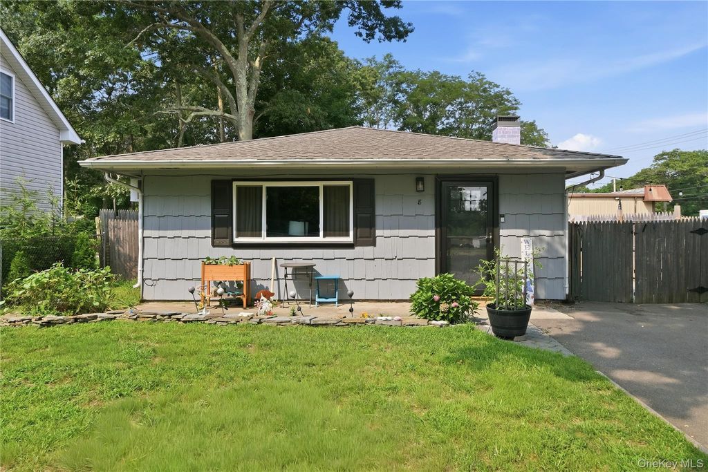 8 Roberts Street, Mastic, NY 11950