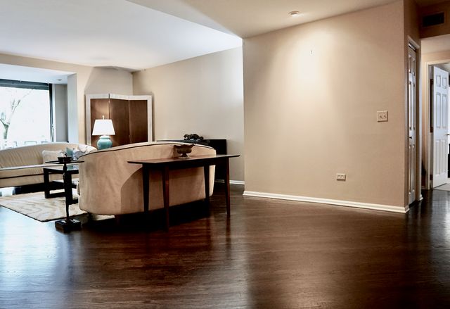 55 W Delaware Place 221, Chicago, IL 60610