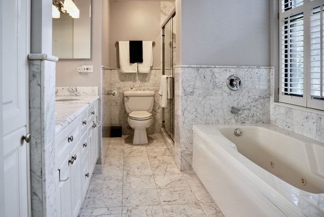 55 W Delaware Place 221, Chicago, IL 60610