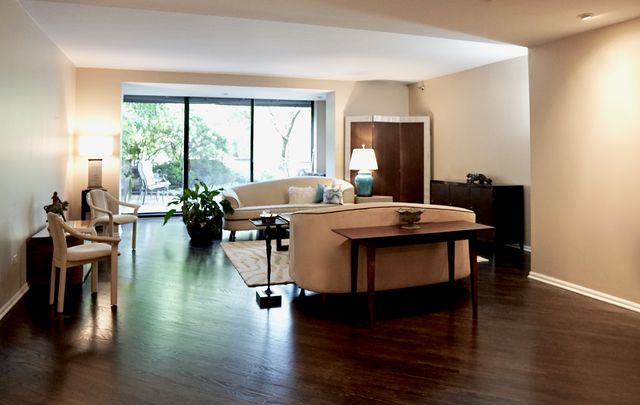 55 W Delaware Place 221, Chicago, IL 60610