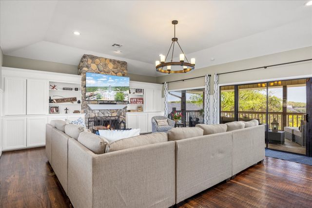 3901 Crescent Drive, Granbury, TX 76049