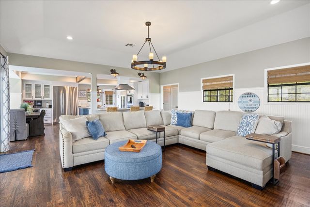 3901 Crescent Drive, Granbury, TX 76049