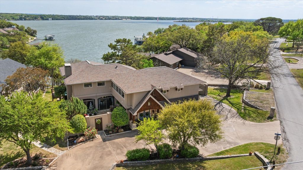 3901 Crescent Drive, Granbury, TX 76049