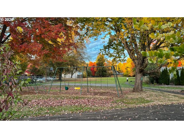 3709 KEVINGTON Ave, Eugene, OR 97405