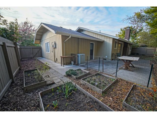 3709 KEVINGTON Ave, Eugene, OR 97405