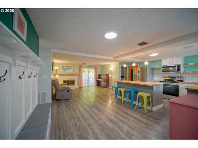 3709 KEVINGTON Ave, Eugene, OR 97405