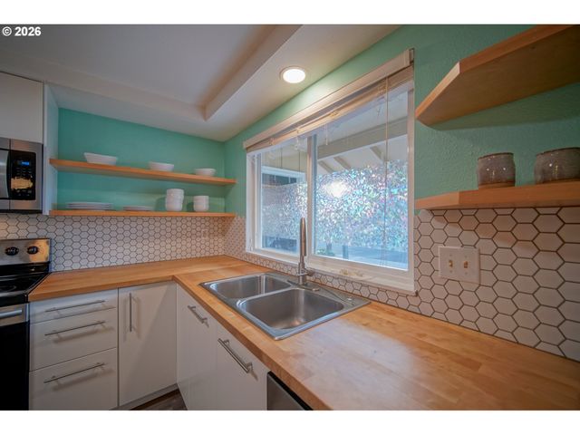 3709 KEVINGTON Ave, Eugene, OR 97405