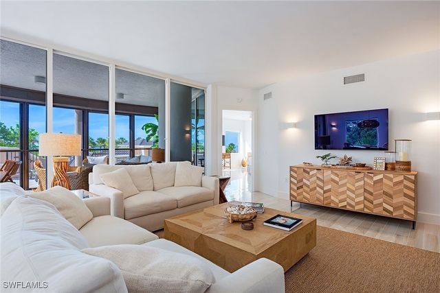 8665 Bay Colony DR 201, Naples, FL 34108