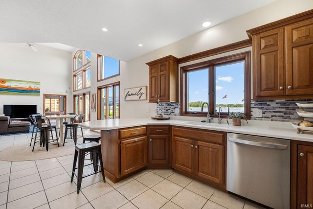 11681 N Venetian Drive, Syracuse, IN 46567