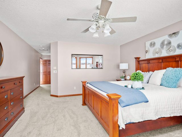 11681 N Venetian Drive, Syracuse, IN 46567