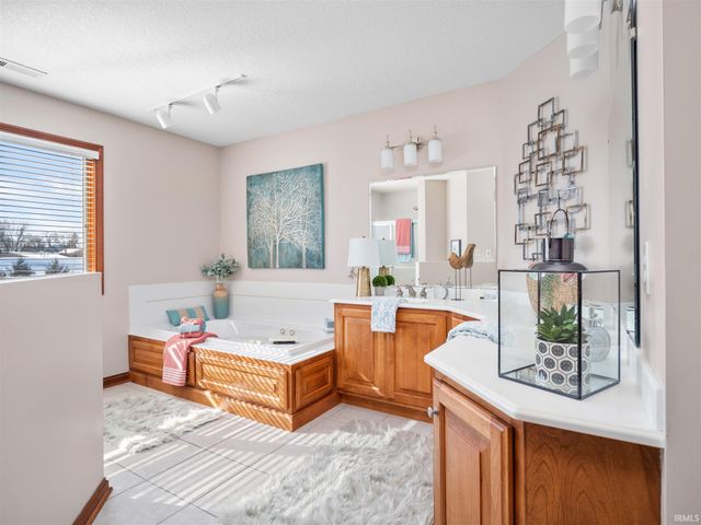 11681 N Venetian Drive, Syracuse, IN 46567