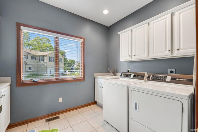 11681 N Venetian Drive, Syracuse, IN 46567