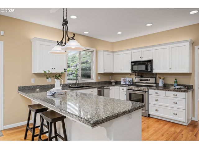 2053 LAKEVIEW Dr, Eugene, OR 97408