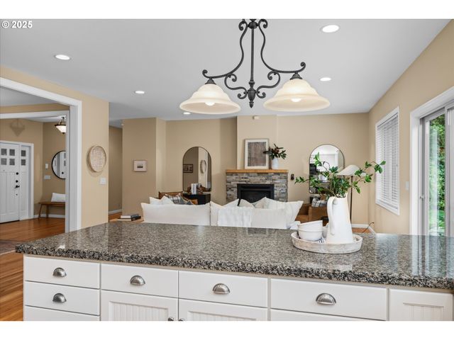 2053 LAKEVIEW Dr, Eugene, OR 97408