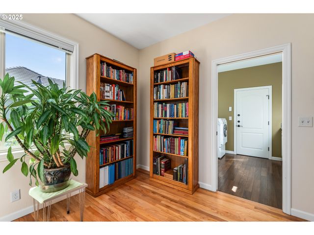 2053 LAKEVIEW Dr, Eugene, OR 97408