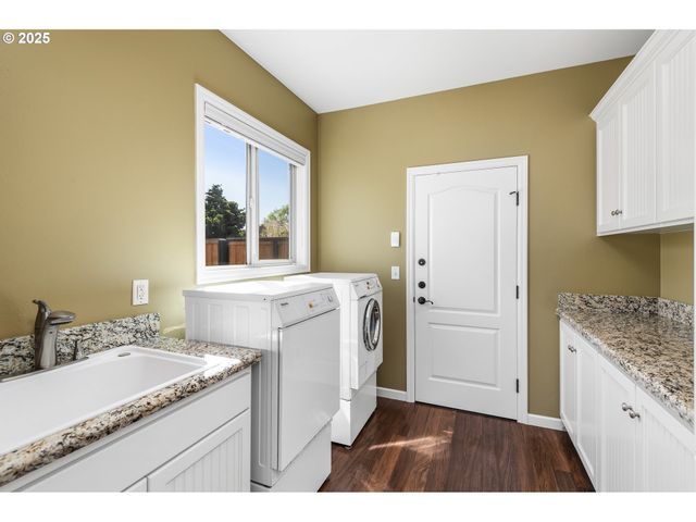 2053 LAKEVIEW Dr, Eugene, OR 97408